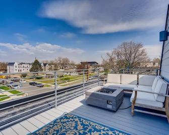 Modern 2 level townhome close to DIA and lightrail - Denver - Balcón