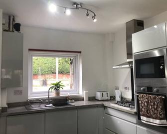 Comfortable Home away from Home, spacious 2 bedroom town house,self catering, free parking, walking distance to Cheltenham town centre - Cheltenham - Kitchen