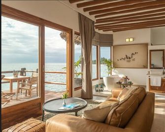 Konokono Beach Resort and Isaraya Over Water Villa - Michamvi - Wohnzimmer