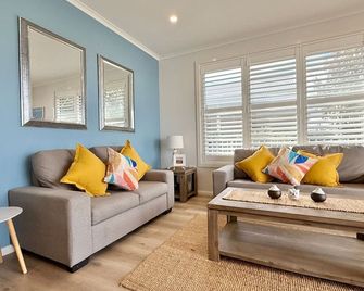 Beach Daze at Caves Beach Villas - Caves Beach - Wohnzimmer