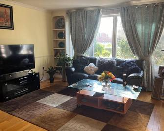 A comfortable, quite and safe Location - Toronto - Living room