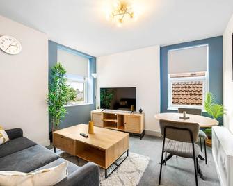 1 Bedroom Modern Living in The Old Bank House in Market Rasen - Market Rasen - Living room
