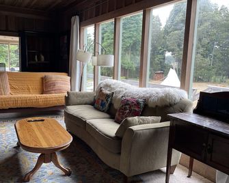Ranch home w/ hot tub in the Mendocino Redwoods. Pet- & family-friendly. - Fort Bragg - Sala de estar