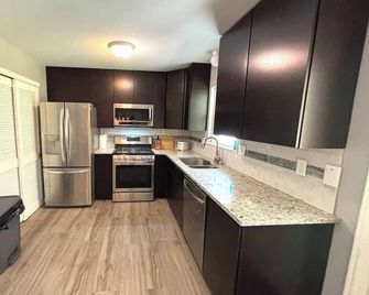 2 King Bedroom Ranch - Hot Tub -Pets and Kids Welcome - Fenced Yard - Smart TV - Gahanna - Kitchen