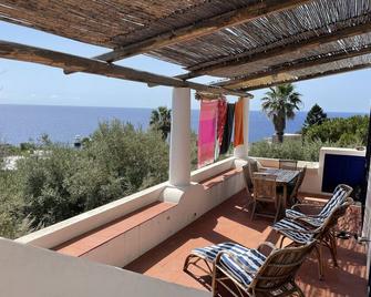 holiday apartment with one room, kitchen and bathroom - Stromboli - Balkon