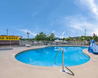 Econo Lodge Inn & Suites East - Knoxville - Pool
