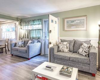 Cozy Cape Cod Cottage Less Than 2 Mi to Beach! - Hyannis - Living room
