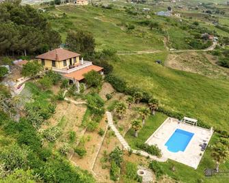 Villa With Swimming Pool In The Picturesque Madonie Mountains Of Sicily - Caltavuturo - Outdoors view