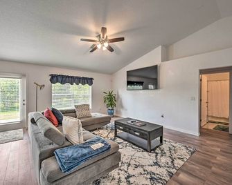 Ranch-Style Lehigh Acres House With Big - Lehigh Acres - Living room