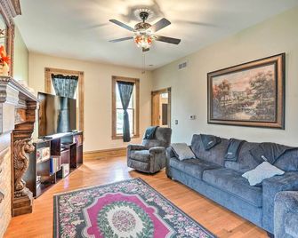 1 Mi to Downtown: Historic Dubuque Gem! - Dubuque - Living room