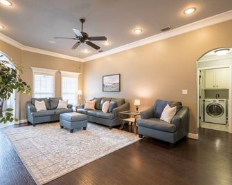 Peaceful Retreat on Newbury with Pool, Soaking Tub, King Bed - Valdosta - Living room