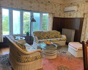 Magnificent Victorian Mansion On Bashan Lake Connecticut Direct Lakefront - East Haddam - Sala de estar