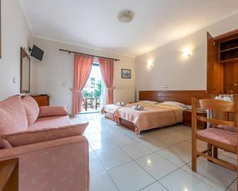 J Studios - Kineta - Habitación