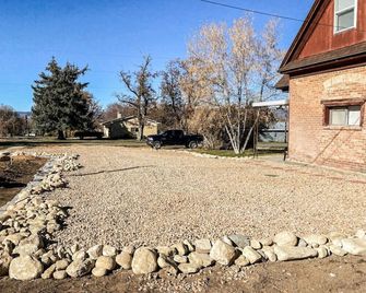 The Jailer's Cottage Entire Home Sleeps 12 - Spring City - Vista del exterior