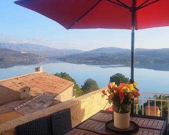 T3 apartment with air-conditioning+Box wifi Fibre+ Sat Eur terrace lake view (classified) - Sainte-Croix-du-Verdon - Balcón