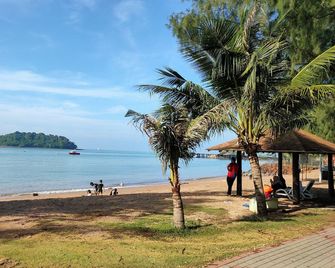 D'Wharf Hotel & Serviced Residence - Port Dickson - Beach