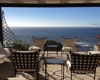 Villa del Mar - 'Luxurious en-suite bedroom with lounge and stunning sea view balcony in Bantry Bay' - Cape Town - Balcony