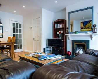 Quiet gated Townhouse within walking distance to all attractions - Dublin - Stue