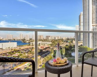 Deluxe Studio Balcony Bay View Amazing Pool - Sunny Isles Beach - Balkon