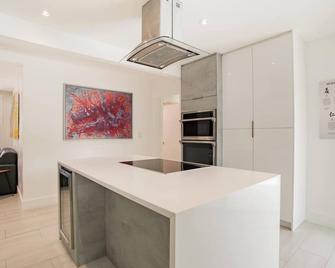 Luxury Beach Home W/ Heated Saltwater Pool & Amazing Location; Nyc Abstract Art - Fort Lauderdale - Cocina