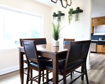 Fantastic cottage located within walking distance from charming old town Clinton - Clinton - Comedor