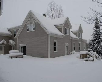 Studio apartment close to Boyne Mountain with 2 addl bedrooms sleeps 6 - Boyne City - Building