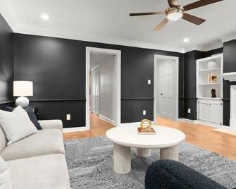 2 Mins to Waterfront - A Spacious Old Town Xcape - Alexandria - Living room
