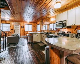 Main · Amos Cabin - luxury in the mountains on the river. - Sultan - Cocina
