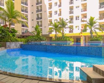 Best and Simply Homey Studio Cinere Resort Apartment - Depok - Svømmebasseng