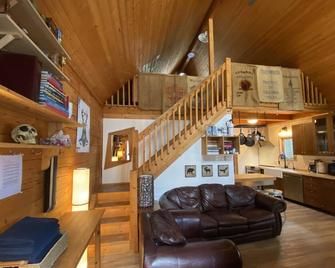 Quiet & Cozy Log Cabin near Revelstoke & Sicamous - Taft - Sala de estar