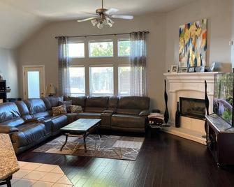 Beautiful 3 Bdrm House in Upscale Neighborhood - Coppell - Living room