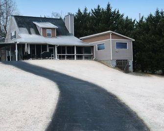 Waterfront ~ 2 Slip Boathouse ~ Pets Always Welcome! Comfort Inside & Out! - Scottsboro - Building