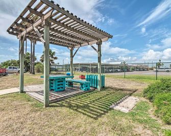 Beachfront Corpus Christi Condo w/ Arcade Room! - Corpus Christi - Patio