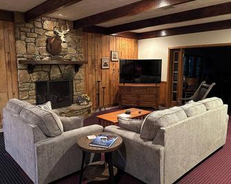 Hidden Mountain Gem with Fantastic Views! - Burnsville - Living room