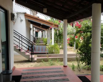 Hotel Nirmaa Shadow Inn - Kalkudah - Building