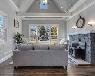1942 Tudor Home (Catonsville/Baltimore/ Ellicott City) - Catonsville - Living room