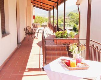 Hotel Boni Cerri - ספולטו - מרפסת