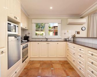 Porters Cottage Oasis - Albury - Kitchen