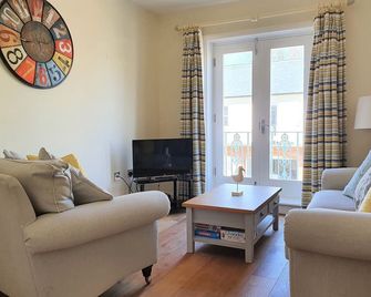 Tranquil cottage with outside terrace and undercover parking - Eastbourne - Living room