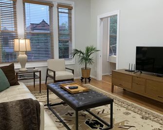 Convenient, bright 2 bed in the heart of Logan Square with free street parking - שיקאגו - סלון