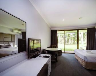 Island Palms Motor Inn - Forster - Bedroom