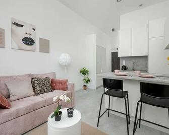 Comfortable Studio Apartments with Parking in Szczecin by Noclegi Renters - Szczecin - Living room
