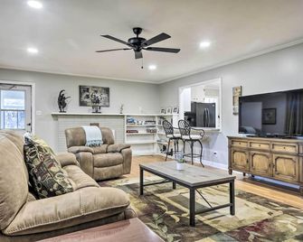 Waterfront Durham Oasis, Close to Everything! - Durham - Living room