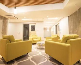 Chic Urban Loft Comfort & Style - Close to Campus Apartment\n - Berkeley - Living room