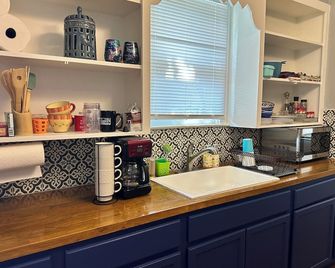 Peaceful home with an amazing yard near downtown San Antonio. Pet Friendly! - San Antonio - Kjøkken