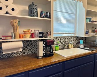 Peaceful home with an amazing yard near downtown San Antonio. Pet Friendly! - San Antonio - Cocina