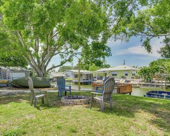 Waterfront Okeechobee Getaway with Backyard Dock! - Okeechobee - Patio
