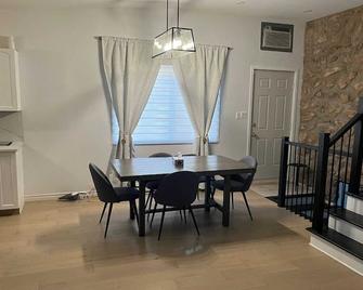 Top Rated Vacation place Montreal - Laval - Dining room