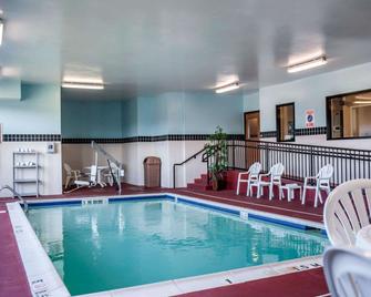 Quality Inn & Suites near St Louis and I-255 - Cahokia - Pool