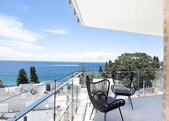 Coogee Lookout is Modern home with amazing ocean views and just across the road from beach! - Coogee - Balkong